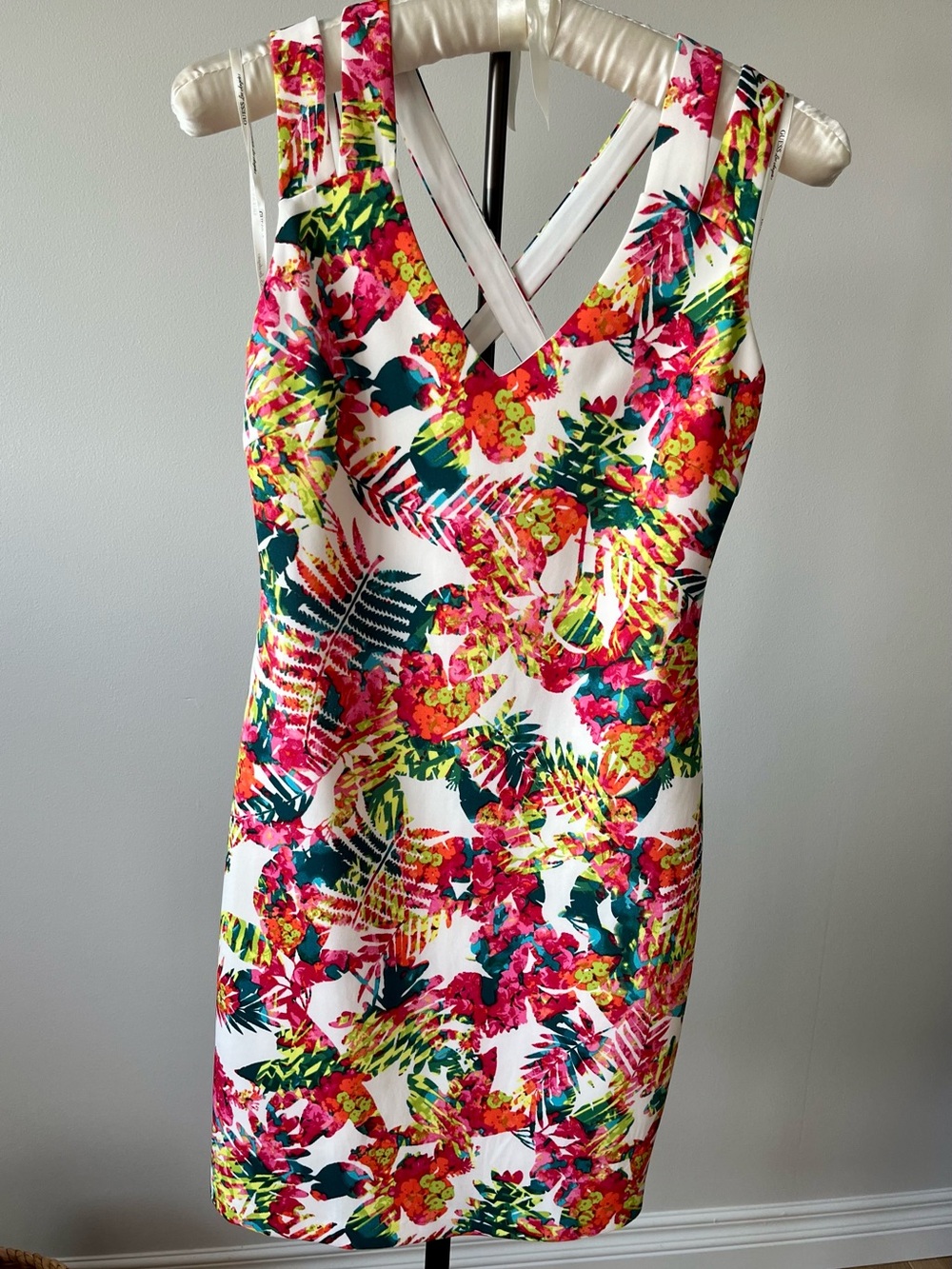 GUESS Tropical Floral Cross-Back Bodycon Dress V-Neck US 10 ✨EUC - Picture 3 of 16